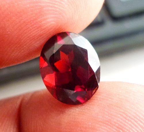 4.08CT GORGEOUS NATURAL DARK RED ALAMANDINE