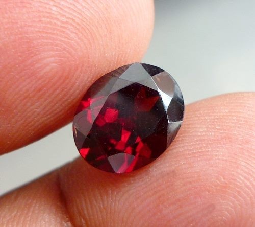 4.08CT GORGEOUS NATURAL DARK RED ALAMANDINE