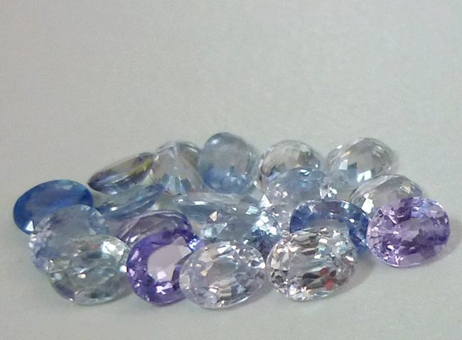 4.23CT BEAUTIFUL OVAL TOP MULTI-COLOUR CEYLON SAPPHIRE LOT