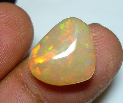 6.77CT RAINBOW FLASHING NATURAL CRYSTAL OPAL