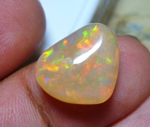 6.77CT RAINBOW FLASHING NATURAL CRYSTAL OPAL