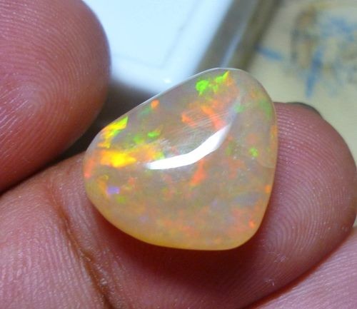 6.77CT RAINBOW FLASHING NATURAL CRYSTAL OPAL