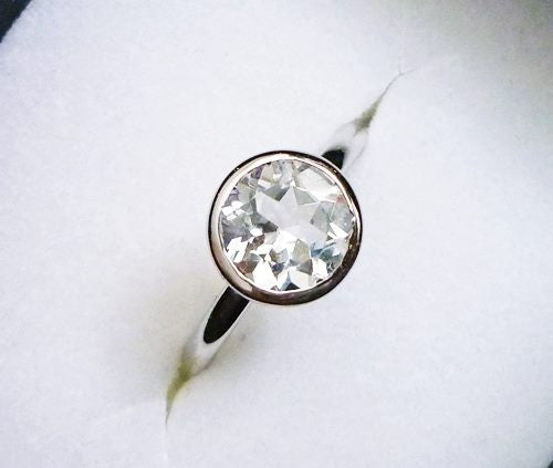 GORGEOUS DAZZLING WHITE TOPAZ 10K SOLID WHITE GOLD RING